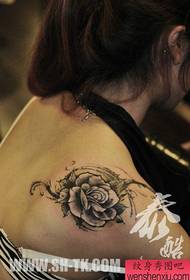 Mustavalkoinen ruusu tatuointikuvio kauniiden naisten harteilla