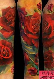 Pola tato mawar berwarna realistis yang realistis dengan lengan