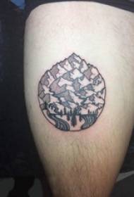 Anak laki-laki paha pada duri hitam abu-abu garis abstrak gambar tato tanaman dan pegunungan