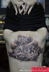 花のタトゥーパターンの反対側：花のタトゥーパターンの反対側のタトゥーの写真