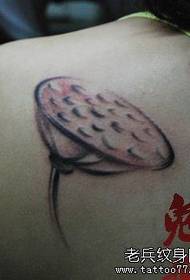 Узорак тетоваже тушем у стилу рамена школске боје