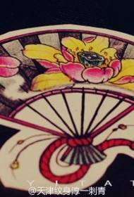 Krāsains fanu lotosa tetovējuma manuskripta attēls