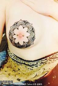 Mimi på et lotus tatoveringsmønster