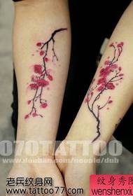 Patron de tatuatge de pruna en color del braç de bellesa