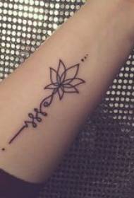 Unha variedade de liñas negras debuxan literariamente un pequeno modelo de tatuaxe de flores de loto fresco