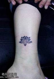 Ti fre lotus modèl tatoo sou janm yo
