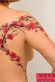 На задньому плечі татуювання цвіту сливи