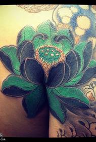Olkapää musta lotus-tatuointikuvio