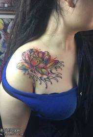 胸の色の蓮のタトゥーパターン