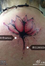 背部水墨的莲花纹身图案