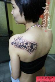 Gyönyörű váll fekete-fehér virág tetoválás minta