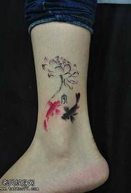 Benfärgmålning bläckfisk lotus tatuering mönster