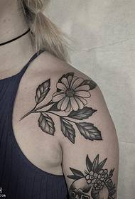 Na ramenu realističan uzorak biljne tetovaže