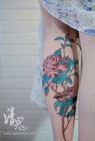 여자의 다리를위한 아름다운 모란 문신 패턴