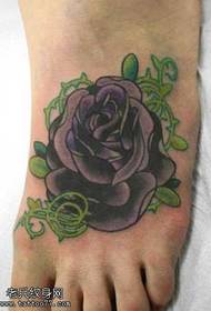 Uzorak tetovaže stopala crne ruže na nogama
