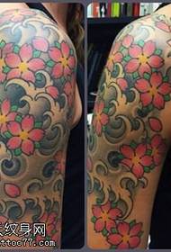 Na ramenu je uzorak za tetoviranje cvijeta trešnje