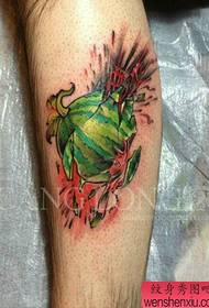 Złamany wzór tatuażu z arbuza, który jest popularny w nodze