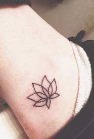 Potītes jauks melns kontūra mazais lotosa tetovējums
