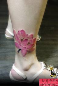 Υπέροχο έγχρωμο σχέδιο τατουάζ λωτού στα πόδια των κοριτσιών