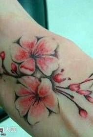 Pattern ng tattoo ng bulaklak ng cherry