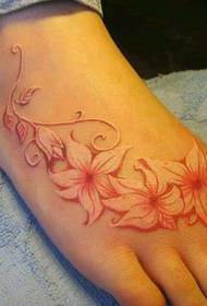 Graži gėlių balandžių kraujo pėdos delno tatuiruotė