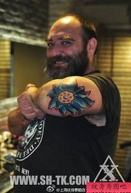 Patrón de tatuaje de loto de color fresco popular de brazo masculino