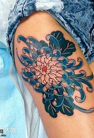 Modèle de tatouage de jambe de chrysanthème