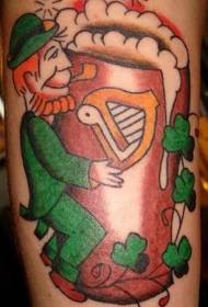 Enorme caneca de cerveja e trevo tatuagem padrão
