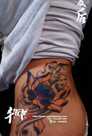 Gyönyörű derék tetoválás a népszerű szépség