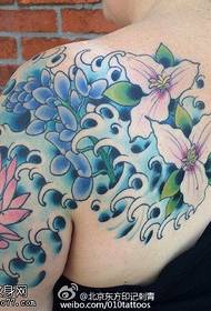 Na ramenem vzorcu tetovaže svežega lotosa