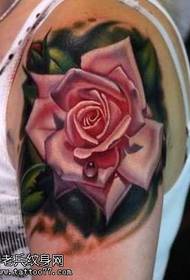 Прекрасна шема на тетоважи со роза, видена од раката