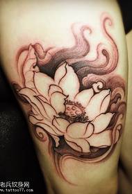 Patrón de tatuaje de loto retro en muslo