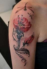 Djevojčica s lijepim uzorkom tetovaže maka