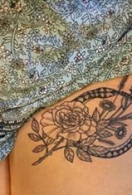 Ragazza coscia su nero puntu tatuaggio linea geometrica pianta fiore fiore tatuaggio