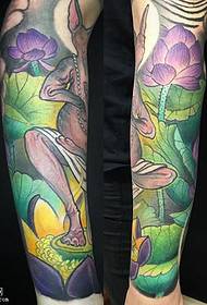 Нога нарисовал образец татуировки лотоса