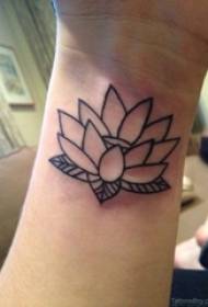 Zapestje dekle na črni preprosti liniji rastlinskih literarnih slik lotosov tatoo