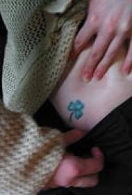 Liten färsk grönklöver tatuering mönster