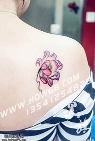 Simpla lotuso tatuaje ŝablono sur la ŝultro