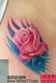 Pragtige boobs mooi op soek gekleurde roos tatoeëringspatroon