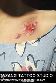 tattoo ດອກໄມ້ cherry ທີ່ສວຍງາມຢູ່ໃນບ່າ