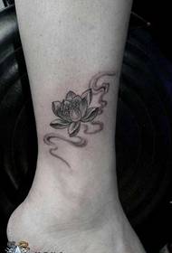 Apẹrẹ tatuu Lotus pẹlu awọn ẹsẹ ẹlẹwa