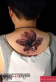 Ang tanyag na itim at puting lotus tattoo pattern sa likod