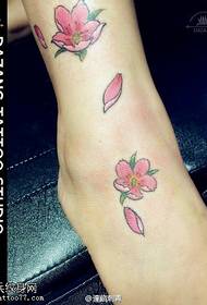 Bonito tatuaje de flor de cerezo en el pie