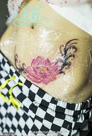 Trbuh pokriva uzorak tetovaže olovke lotosa