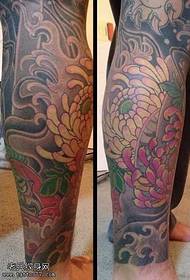 Patrón de tatuaje de crisantemo grande de pierna