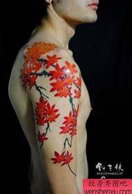 Um belo padrão de tatuagem popular folha de bordo braço