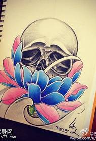 Kleur persoonlijkheid schedel lotus tattoo foto