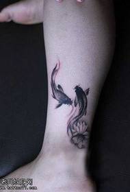 Нога фарбою живопис кальмарів татуювання лотоса