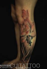 Lotus uzorak tetovaže sa tele