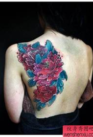 Prekrasan uzorak tetovaže božurnih leđa